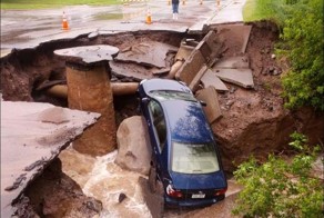 Ливень в США размыл дороги (21 фото)