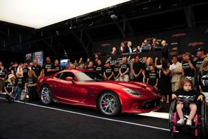 Первый SRT Viper 2013 продали за 300000$ (2 фото+5 видео)