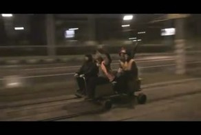 Веселые ребятки на самодельной дрезине