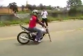 Езда на байке на одном колесе