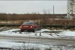 Девчонки забыли про ручник и пытаются тронуться