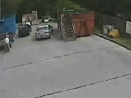 Блондинка развернулась...