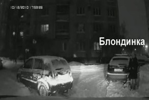 Блондинка с лопатой во дворе