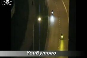 Байкеры тренируются на городской дороге