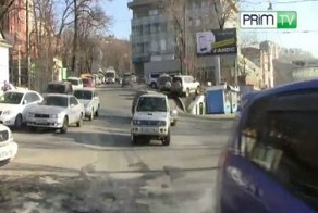 Девушка припарковалась по середине перекрестка