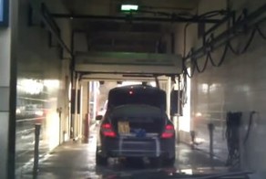 Открытый багажник на автоматической мойке