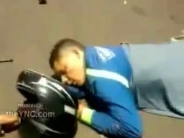 Мотоциклист после аварии (не для слабонервных)