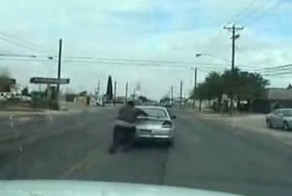 Большой паренек толкает машину:)