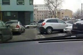 Девушка пытается выехать с парковки