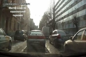 Женская параллельная парковка :)