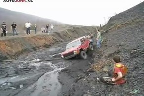 Спасение Джипа из грязевой ловушки