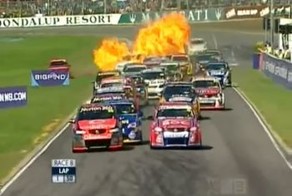 Взрыв бензобака после столкновения на автогонках