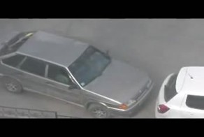 Блондинка паркуется 6 раз в бампер Шкоды