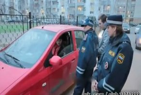 Женщина перегородила проезд