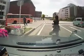 Китайские перебежчики через дорогу