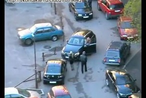 Блондинка перегородила въезд на парковку