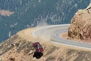 Гоночный авто вылетел с дороги