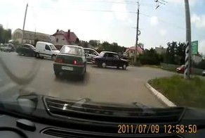 Жигуль спровоцировал веселый паровозик