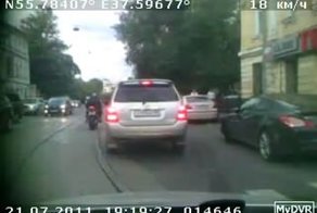 Мотоциклист уронил байк на путях