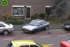 Блондиночка паркуется