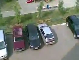 Девушка паркуется