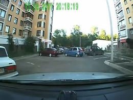 Девушка на Матизе паркуется