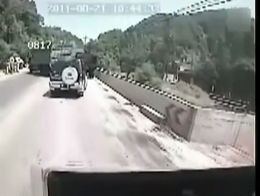 Фура таранит множество машин