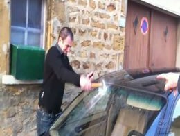 Как не нужно открывать закрытый автомобиль