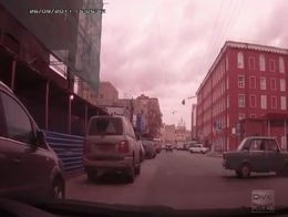 Девушка ударила машину и уехала