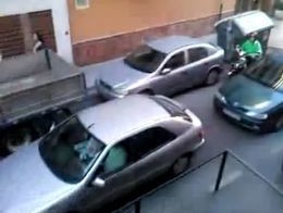 Блондинка паркуется перед гаражом