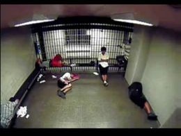 Жесткая драка задержанных