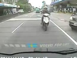 Парень на скутере слишком разогнался