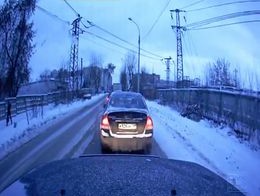 Решил проскочить пробку по встречной полосе