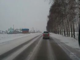 Занесло на скользкой трассе