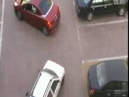 Интересный способ припарковаться на узком парковочном месте