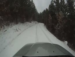 Дрифт на узкой снежной дороге