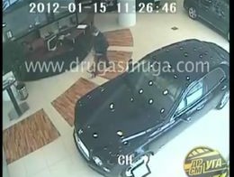 Попытка ограбления салона Bently