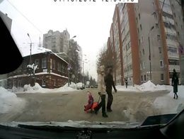 Родители потеряли ребенка на дороге