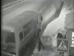 Автобус убрал шлагбаум