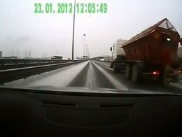 Посыпалка высадила стекло