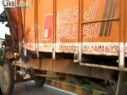 Суровый водитель индийского грузовика