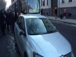 Девушка заблокировала дорогу трамваю