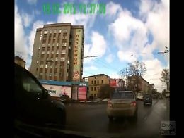 Девушка не попала в ряд, который едет прямо