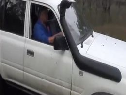 Кто сказал, что Тойота не умеет плавать?!