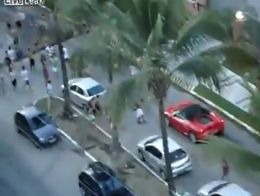 Толпа на пала на Ferrari в Бразилии