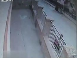 Пьяный водитель задавил мать и дочь