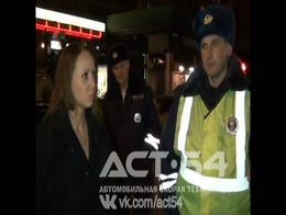 Буйная девушка против полиции