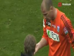 Вратарь сломал палец, но продолжил играть