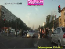 Влетел в толпу людей на переходе