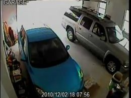 Женщина выезжает из гаража